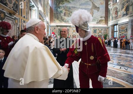 Le pape François serre la main avec le commandant de la Garde suisse, le lieutenant-colonel Christoph Graf, alors qu'il assiste à une réunion avec les 32 nouvelles gardes suisses avant la cérémonie d'assermentation, dans la salle Clementine au Vatican le 4 mai, 2015.la cérémonie d'assermentation a lieu chaque 6 mai pour commémorer les 147 gardes suisses qui sont morts en protégeant le Pape Clément VII pendant le Sack de Rome de 1527. Ensuite, chaque nouvelle recrue saisit le drapeau du corps et, levant trois doigts dans un symbole de la Sainte Trinité, jurait de respecter le serment de la Garde suisse pour protéger le pape François et ses successeurs. La Garde suisse, fondée en 1506, en compte 10 Banque D'Images