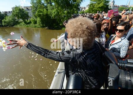 La militante politique AMÉRICAINE Angela Davis assiste à une cérémonie commémorant l'abolition de l'esclavage à Nantes, dans l'ouest de la France, le 10 mai 2015. La ville de Nantes était le plus grand port de France impliqué dans le commerce de l'esclavage. Photo de Guy Durand/ABACAPRESS.COM Banque D'Images