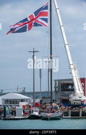 INEOS Team UK prépare Britannia pour la course. PRADA America's Cup World Series Auckland Race Day Two. 18/12/2020 Banque D'Images