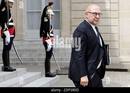 Le ministre français des Finances et des comptes publics Michel Sapin quitte la réunion hebdomadaire du cabinet à l'Elysée Palace à Paris, le 13 mai 2015. Photo de Stephane Lemouton/ABACAPRESS.COM Banque D'Images