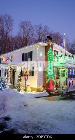 Rhinebeck, NY. Maison coloniale décorée pour Noël Banque D'Images