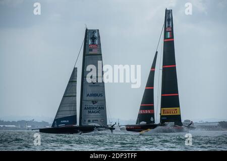 Luna Rossa Prada Pirelli en avant-course manouvants avec American Magic pour leur deuxième match de la journée. Course sept de la régate. PRADA America's Cup World Series Auckland Race Day Two. 18/12/2020 Banque D'Images