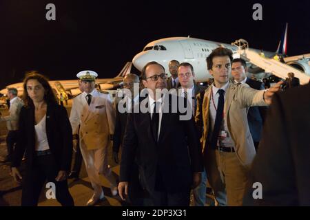 Le président français François Hollande et son chef des communications Garsild Gantzer arrivent à l'aéroport international de Pointe-a-Pitre, Guadeloupe, Antilles françaises le 9 mai 2015. Le président français François Hollande effectue une visite de cinq jours dans les Caraïbes, notamment en Guadeloupe, en Martinique, à Cuba et en Haïti. Photo de Jacques Witt/Pool/ABACAPRESS.COM Banque D'Images