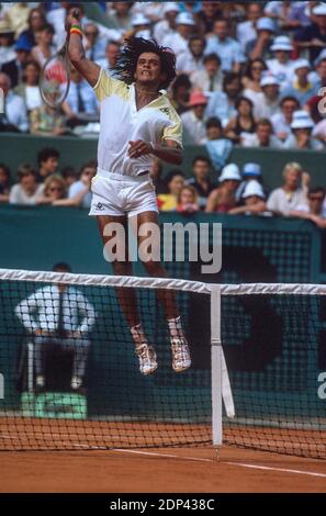 Yannick Noah, France, vainqueur de l'Open de tennis français contre Mats Wilander, Suède, au stade Roland-Garros, Paris, France, le 23 mai 1983. Photo de Henri Szwarc/ABACAPRESS.COM Banque D'Images