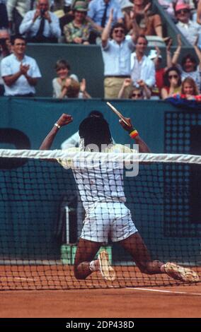 Yannick Noah, France, vainqueur de l'Open de tennis français contre Mats Wilander, Suède, au stade Roland-Garros, Paris, France, le 23 mai 1983. Photo de Henri Szwarc/ABACAPRESS.COM Banque D'Images