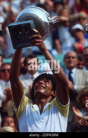 Yannick Noah, France, vainqueur de l'Open de tennis français contre Mats Wilander, Suède, au stade Roland-Garros, Paris, France, le 23 mai 1983. Photo de Henri Szwarc/ABACAPRESS.COM Banque D'Images