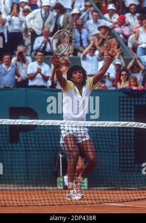 Yannick Noah, France, vainqueur de l'Open de tennis français contre Mats Wilander, Suède, au stade Roland-Garros, Paris, France, le 23 mai 1983. Photo de Henri Szwarc/ABACAPRESS.COM Banque D'Images