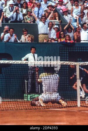 Yannick Noah, France, vainqueur de l'Open de tennis français contre Mats Wilander, Suède, au stade Roland-Garros, Paris, France, le 23 mai 1983. Photo de Henri Szwarc/ABACAPRESS.COM Banque D'Images