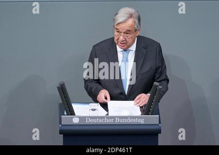 Berlin, Allemagne. 18 décembre 2020. Le Secrétaire général de l'ONU, Antonio Guterres, prononce un discours au Bundestag de Berlin, capitale de l'Allemagne, le 18 décembre 2020. M. Guterres a salué vendredi l'Allemagne comme une "force pour la paix" lors d'un discours au Bundestag, le Parlement allemand. Credit: Xinhua/Alay Live News Banque D'Images