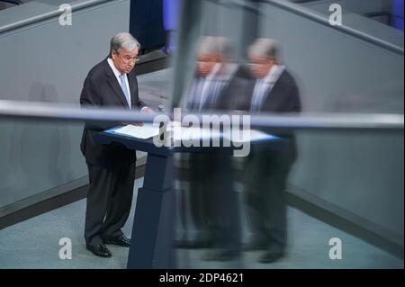 Berlin, Allemagne. 18 décembre 2020. Le Secrétaire général de l'ONU, Antonio Guterres, prononce un discours au Bundestag de Berlin, capitale de l'Allemagne, le 18 décembre 2020. M. Guterres a salué vendredi l'Allemagne comme une "force pour la paix" lors d'un discours au Bundestag, le Parlement allemand. Credit: Xinhua/Alay Live News Banque D'Images