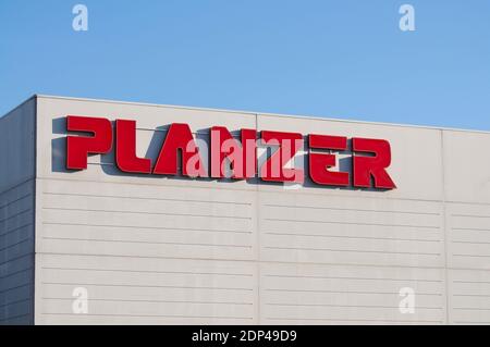 Balerna, Suisse - 22 novembre 2020 : panneau Planzer transport AG accroché à un bâtiment à Balerna, Suisse. Planzer est l'une des plus grandes SWI Banque D'Images