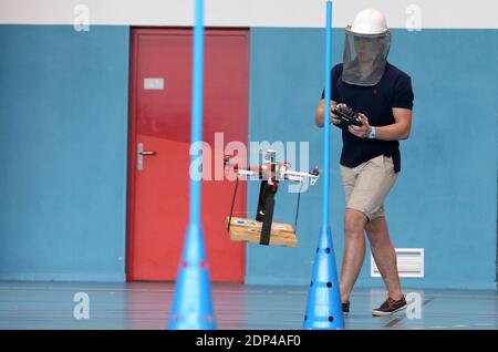 Les étudiants présentent un drone aérien capable de livrer une pizza à Begles, dans le sud-ouest de la France, le 27 mai 2015. Les étudiants d'une école secondaire de Begles ont été affectés à la mission de concevoir, de construire et de voler un drone aérien capable de livrer des pizzas dans le cadre de leur examen de fin d'année. Ce nouveau concept devrait voir le jour dans les mois à venir. Photo de Bernard-Salinier/ABACAPRESS.COM Banque D'Images