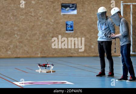 Les étudiants présentent un drone aérien capable de livrer une pizza à Begles, dans le sud-ouest de la France, le 27 mai 2015. Les étudiants d'une école secondaire de Begles ont été affectés à la mission de concevoir, de construire et de voler un drone aérien capable de livrer des pizzas dans le cadre de leur examen de fin d'année. Ce nouveau concept devrait voir le jour dans les mois à venir. Photo de Bernard-Salinier/ABACAPRESS.COM Banque D'Images