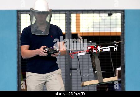 Les étudiants présentent un drone aérien capable de livrer une pizza à Begles, dans le sud-ouest de la France, le 27 mai 2015. Les étudiants d'une école secondaire de Begles ont été affectés à la mission de concevoir, de construire et de voler un drone aérien capable de livrer des pizzas dans le cadre de leur examen de fin d'année. Ce nouveau concept devrait voir le jour dans les mois à venir. Photo de Bernard-Salinier/ABACAPRESS.COM Banque D'Images