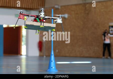 Les étudiants présentent un drone aérien capable de livrer une pizza à Begles, dans le sud-ouest de la France, le 27 mai 2015. Les étudiants d'une école secondaire de Begles ont été affectés à la mission de concevoir, de construire et de voler un drone aérien capable de livrer des pizzas dans le cadre de leur examen de fin d'année. Ce nouveau concept devrait voir le jour dans les mois à venir. Photo de Bernard-Salinier/ABACAPRESS.COM Banque D'Images