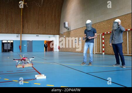 Les étudiants présentent un drone aérien capable de livrer une pizza à Begles, dans le sud-ouest de la France, le 27 mai 2015. Les étudiants d'une école secondaire de Begles ont été affectés à la mission de concevoir, de construire et de voler un drone aérien capable de livrer des pizzas dans le cadre de leur examen de fin d'année. Ce nouveau concept devrait voir le jour dans les mois à venir. Photo de Bernard-Salinier/ABACAPRESS.COM Banque D'Images