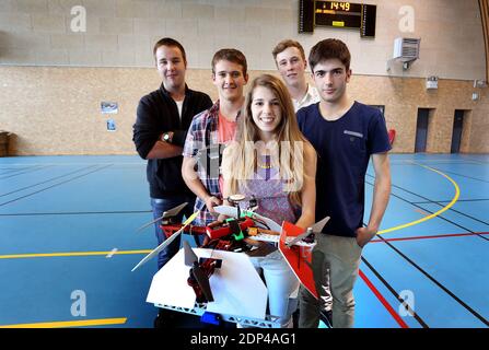 Les étudiants présentent un drone aérien capable de livrer une pizza à Begles, dans le sud-ouest de la France, le 27 mai 2015. Les étudiants d'une école secondaire de Begles ont été affectés à la mission de concevoir, de construire et de voler un drone aérien capable de livrer des pizzas dans le cadre de leur examen de fin d'année. Ce nouveau concept devrait voir le jour dans les mois à venir. Photo de Bernard-Salinier/ABACAPRESS.COM Banque D'Images