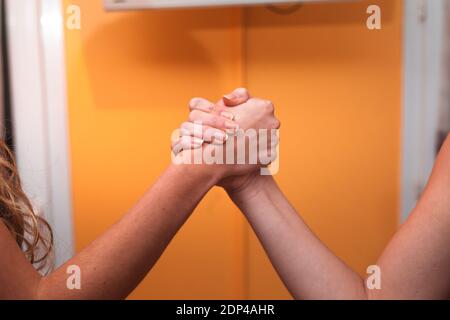 Deux femmes saluent se heurter les mains Banque D'Images