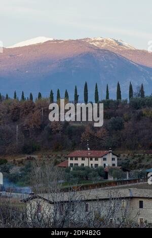 Vue splendide sur le Monte Baldo couvert de neige et le chemin avec cyprès de la Velleselle sur les collines de Bardolino. Banque D'Images