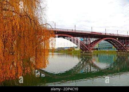 Le vieux pont (slovène : Stari Most), également appelé pont principal (Glavni Most) et pont Drava (Dravski Most), est un pont traversant la rivière Drava à Maribo Banque D'Images