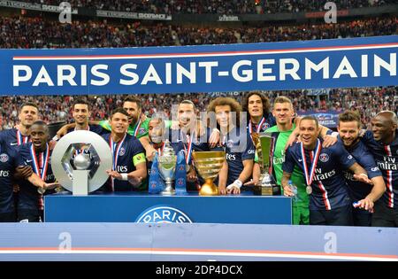 Le capitaine Thiago Silva, Paris Saint Germain (PSG), au centre, tient le trophée tout en célébrant avec ses coéquipiers après avoir remporté le match final de football de la coupe française contre Auxerre au Stade de France, à Saint Denis, au nord de Paris, le samedi 30 mai 2015. PSG a gagné 1-0 photo par Christian Liewig/ABACAPRESS.COM Banque D'Images