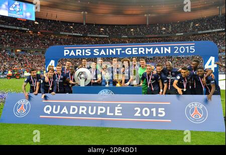 Le capitaine Thiago Silva, Paris Saint Germain (PSG), au centre, tient le trophée tout en célébrant avec ses coéquipiers après avoir remporté le match final de football de la coupe française contre Auxerre au Stade de France, à Saint Denis, au nord de Paris, le samedi 30 mai 2015. PSG a gagné 1-0 photo par Christian Liewig/ABACAPRESS.COM Banque D'Images