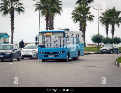 Batumi. Géorgie - 4 novembre 2020 : autobus municipal dans les rues de Batumi Banque D'Images