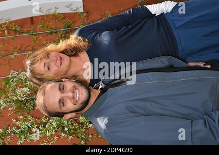 Julie Ferrier, Malik Bentalha posant au Village lors de l'Open de tennis français à l'arène Roland Garros de Paris, France, le 3 juin 2015. Photo de Nicolas Briquet/ABACAPRESS.COM Banque D'Images