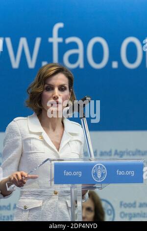 La Reine Letizia d'Espagne a été nommée Ambassadeur spécial de la FAO pour la nutrition lors d'une cérémonie au siège de la FAO à Rome, Italie, le 12 juin 2015 . La nomination a été faite en reconnaissance de l'engagement personnel de la Reine à construire un monde exempt de faim et de malnutrition, et des efforts de l'Espagne pour promouvoir la sécurité alimentaire et nutritionnelle mondiale. Il reflète également le grand intérêt de la Reine pour la recherche scientifique qui appuie la santé, l'éducation et l'innovation. En tant qu'Ambassadeur spécial, la Reine Letizia s'engagera à sensibiliser le public aux défis de la faim dans le monde et à renforcer l'appui du public à l'éradication de la faim Banque D'Images