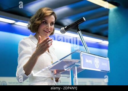 La Reine Letizia d'Espagne a été nommée Ambassadeur spécial de la FAO pour la nutrition lors d'une cérémonie au siège de la FAO à Rome, Italie, le 12 juin 2015 . La nomination a été faite en reconnaissance de l'engagement personnel de la Reine à construire un monde exempt de faim et de malnutrition, et des efforts de l'Espagne pour promouvoir la sécurité alimentaire et nutritionnelle mondiale. Il reflète également le grand intérêt de la Reine pour la recherche scientifique qui appuie la santé, l'éducation et l'innovation. En tant qu'Ambassadeur spécial, la Reine Letizia s'engagera à sensibiliser le public aux défis de la faim dans le monde et à renforcer l'appui du public à l'éradication de la faim Banque D'Images