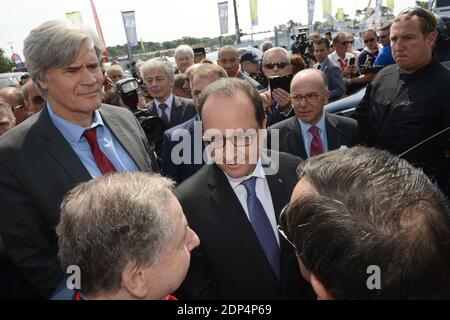 Stephane LeFoll et le président François Hollande visitent le stand Alpine avant le début de la 83e course d'endurance de 24 heures du Mans, au Mans, dans l'ouest de la France, le 13 juin 2015. Photo de Guy Durand/ABACAPRESS.COM Banque D'Images