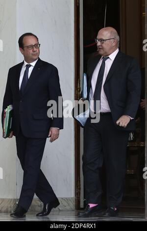 Le président français François Hollande et le ministre français des Finances et des comptes publics Michel Sapin quittent la réunion hebdomadaire du cabinet à l'Elysée Palace à Paris, en France, le 10 juin 2015. Photo de Stephane Lemouton/ABACAPRESS.COM Banque D'Images