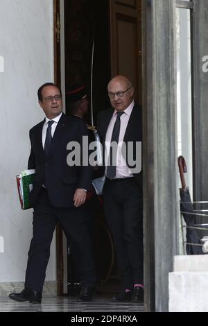 Le président français François Hollande et le ministre français des Finances et des comptes publics Michel Sapin quittent la réunion hebdomadaire du cabinet à l'Elysée Palace à Paris, en France, le 10 juin 2015. Photo de Stephane Lemouton/ABACAPRESS.COM Banque D'Images