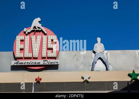 Panneau au-dessus de la façade d'Elvis American Diner, Neve Ilan, Israël Banque D'Images