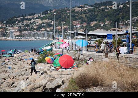 Migrants à la frontière franco-italienne à Ventimiglia, Italie, le 17 juin 2015. La semaine dernière, environ 200 000 migrants, principalement des Africains du Soudan, du Tchad, de l'Érythrée et de la Libye, ont été arrêtés à la frontière, alors que la police française refusait de les laisser entrer pour poursuivre leur voyage dans les pays du nord. La France affirme qu'il appartient à l'Italie de les héberger et d'évaluer leurs demandes d'asile, car elles sont arrivées en Italie par bateau. Photo de Franck Bessiere/ABACAPRESS.COM Banque D'Images