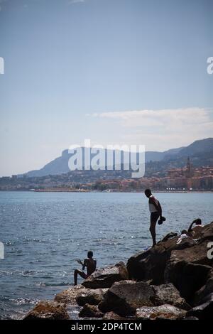 Migrants à la frontière franco-italienne à Ventimiglia, Italie, le 17 juin 2015. La semaine dernière, environ 200 000 migrants, principalement des Africains du Soudan, du Tchad, de l'Érythrée et de la Libye, ont été arrêtés à la frontière, alors que la police française refusait de les laisser entrer pour poursuivre leur voyage dans les pays du nord. La France affirme qu'il appartient à l'Italie de les héberger et d'évaluer leurs demandes d'asile, car elles sont arrivées en Italie par bateau. Photo de Franck Bessiere/ABACAPRESS.COM Banque D'Images