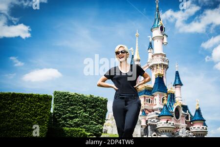 Lily Allen pose à Disneyland Paris à Marne-la-Vallée près de Paris, France, le 13 juin 2015. Photo par ABACAPRESS.COM Banque D'Images