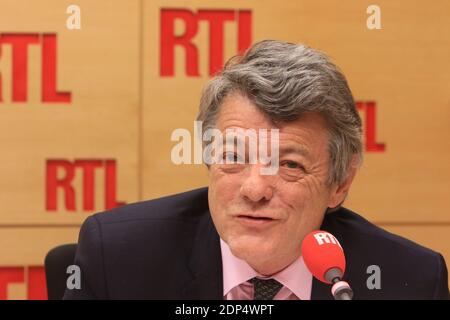 Exclusif - pas de Web - pas de tabloïdes - Jean-Louis Borloo est interviewé à la radio RTL à Paris, France, le 18 juin 2015. Photo de Frédéric Bukajlo/ABACAPRESS.COM Banque D'Images