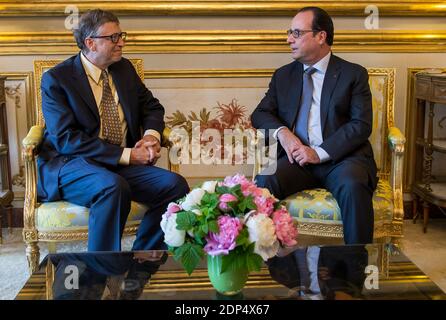Le président français François Hollande (R) lors d’une rencontre avec le milliardaire et philanthrope américain Bill Gates à l’Elysée Palace, à Paris, en France, le 25 juin 2015. Bill Gates, co-fondateur et co-président de la Fondation Bill & Melinda Gates, se rend en France pour participer au Festival annuel des Solidays de Paris, un festival de musique de trois jours organisé en solidarité avec la lutte contre le sida. Photo de Ian Langsdon/Pool/ABACAPRESS.COM Banque D'Images