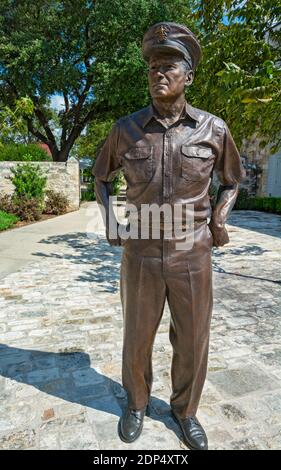 Texas, comté de Gillespie, Fredericksburg, Musée national de la guerre du Pacifique, statue en bronze de l'amiral de la flotte Chester W. Nimitz, né en 1885 à Frederick Banque D'Images