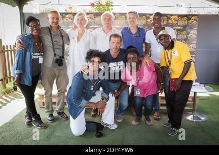 Claudia Tagbo, Reza, Maitena Biraben, Sébastien Folin, Yann Arthus-Bertrand, Luc Barruet et Antoine de Caunes participant à une conférence de presse lors du festival annuel de collecte de fonds et de musique sur le sida « Solidays », qui s'est tenu au circuit de Longchamp à Paris, en France, le 27 juin 2015. Photo de Audrey Poree/ABACAPRESS.COM Banque D'Images