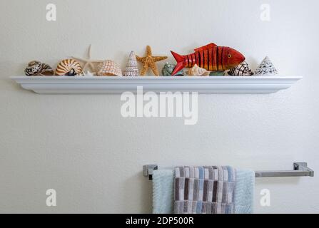 Décor tropical dans la salle de bains, coquillages sur une étagère en bois Banque D'Images