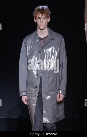 Un mannequin marche sur la piste du spectacle de mode printemps-été 2016 de Woojeugmi lors de la semaine de la mode pour hommes à Paris le 27 juin 2015 à Paris, en France. Photo d'Alain Gil-Gonzalez/ABACAPRESS.COM Banque D'Images