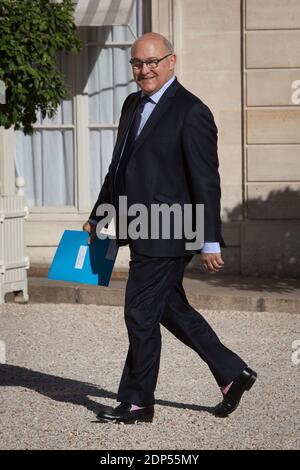 Le ministre français des Finances et des comptes publics Michel Sapin arrive à l'Elysée pour une réunion spéciale sur le terrorisme et la situation en Grèce avec les présidents de l'Assemblée nationale et du Sénat, les membres de la loi, Les commissions de la défense et des affaires étrangères et les présidents des groupes parlementaires à l'Assemblée nationale et au Sénat, à Paris, en France, le 30 juin 2015. Photo de Audrey Poree/ABACAPRESS.COM Banque D'Images