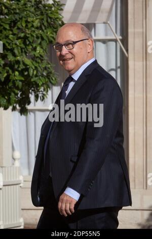 Le ministre français des Finances et des comptes publics Michel Sapin arrive à l'Elysée pour une réunion spéciale sur le terrorisme et la situation en Grèce avec les présidents de l'Assemblée nationale et du Sénat, les membres de la loi, Les commissions de la défense et des affaires étrangères et les présidents des groupes parlementaires à l'Assemblée nationale et au Sénat, à Paris, en France, le 30 juin 2015. Photo de Audrey Poree/ABACAPRESS.COM Banque D'Images