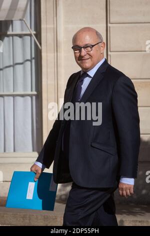 Le ministre français des Finances et des comptes publics Michel Sapin arrive à l'Elysée pour une réunion spéciale sur le terrorisme et la situation en Grèce avec les présidents de l'Assemblée nationale et du Sénat, les membres de la loi, Les commissions de la défense et des affaires étrangères et les présidents des groupes parlementaires à l'Assemblée nationale et au Sénat, à Paris, en France, le 30 juin 2015. Photo de Audrey Poree/ABACAPRESS.COM Banque D'Images