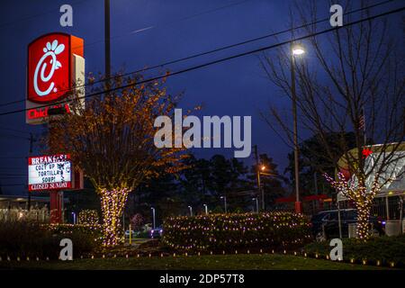 Augusta, GA USA - 12 17 20: Décorations de vacances à Chick fil A la nuit sur Washington Road Banque D'Images