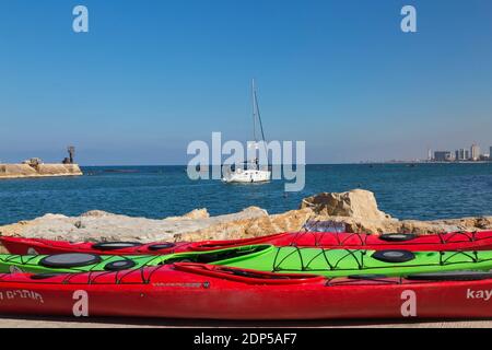 Des kayaks et des voiliers colorés se dirigeant vers la mer depuis le port de Jaff, Israël Banque D'Images