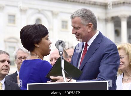 Le maire Bill deBlasio (démocrate de New York), à droite, souhaite la bienvenue au maire Muriel Bowser (démocrate de Washington, D.C.), qui dirige une délégation de maires de tout le pays participant à la Journée de défense des infrastructures au Capitole des États-Unis à Washington, D.C., le mardi 12 mai 2015. Le maire a posé des questions sur l'accident d'Amtrak qui a fait plusieurs morts hier soir. Photo de Ron Sachs / CNP/ABACAPRESS.COM Banque D'Images