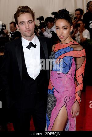 Les brindilles FKA et Robert Pattinson assistent au gala des avantages de l'Institut du costume en verre au Metropolitan Museum of Art le 4 mai 2015 à New York City, NY, USA. Photo de Lionel Hahn/ABACAPRESS.COM Banque D'Images